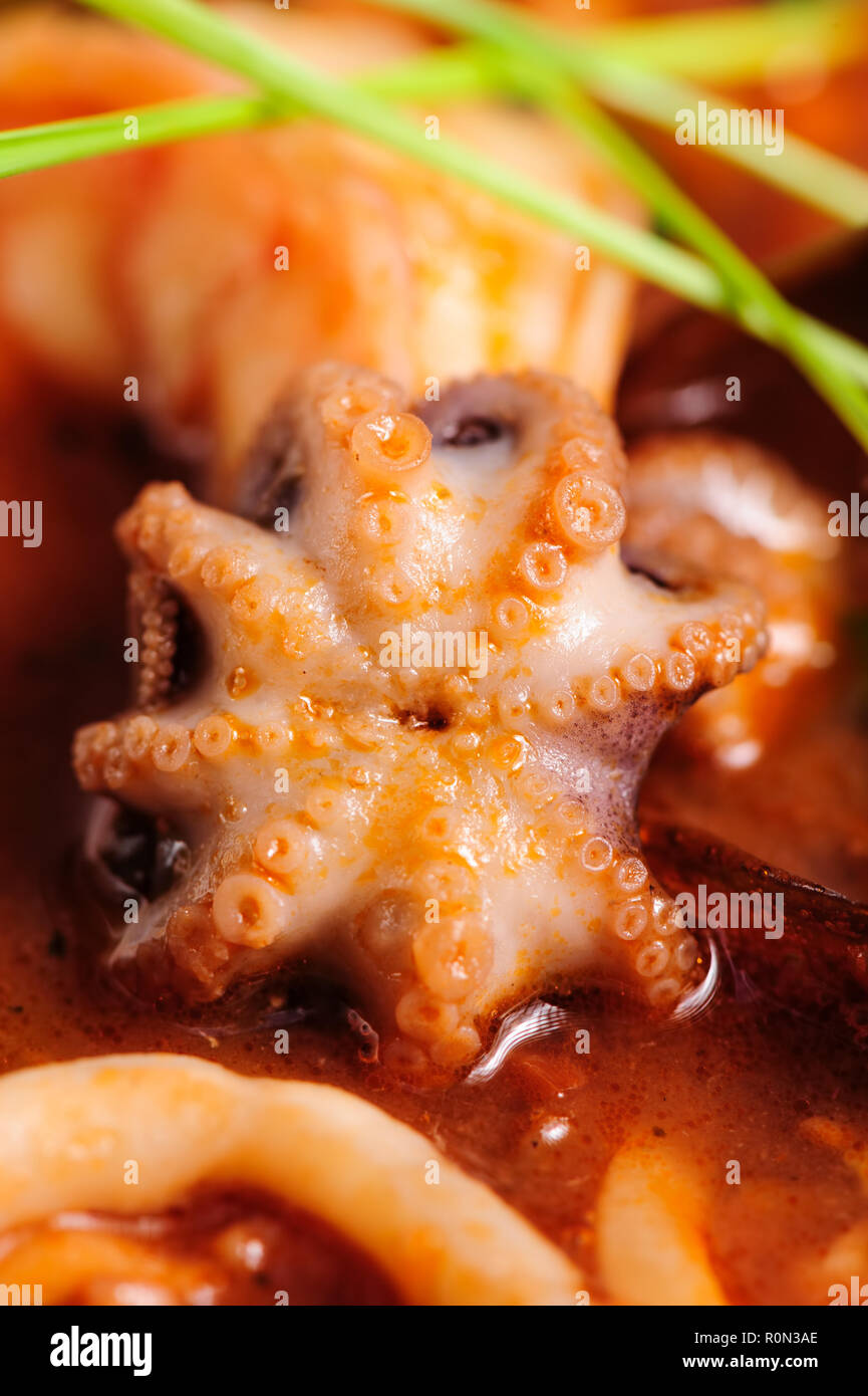 Soupe de fruits de mer dans un plat blanc Banque D'Images