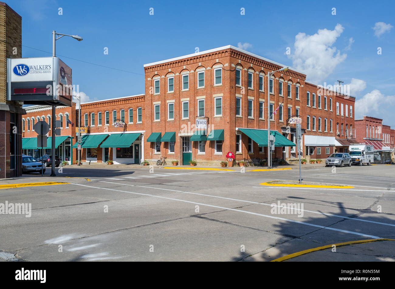 Les édifices commerciaux de la place principale de Lancaster, Wisconsin Banque D'Images