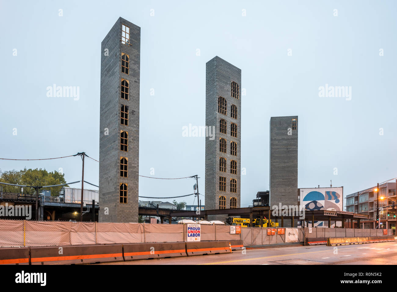 Immeuble à logements multiples en construction dans le quartier de Logan Square. Banque D'Images