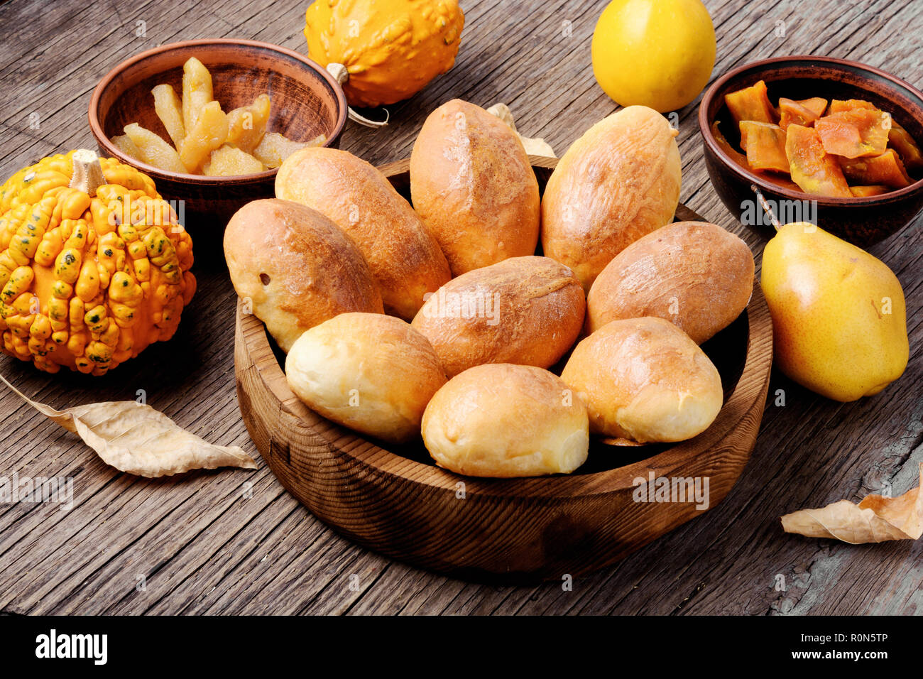 Tartes russes remplis de citrouille et la poire.La cuisine russe Banque D'Images