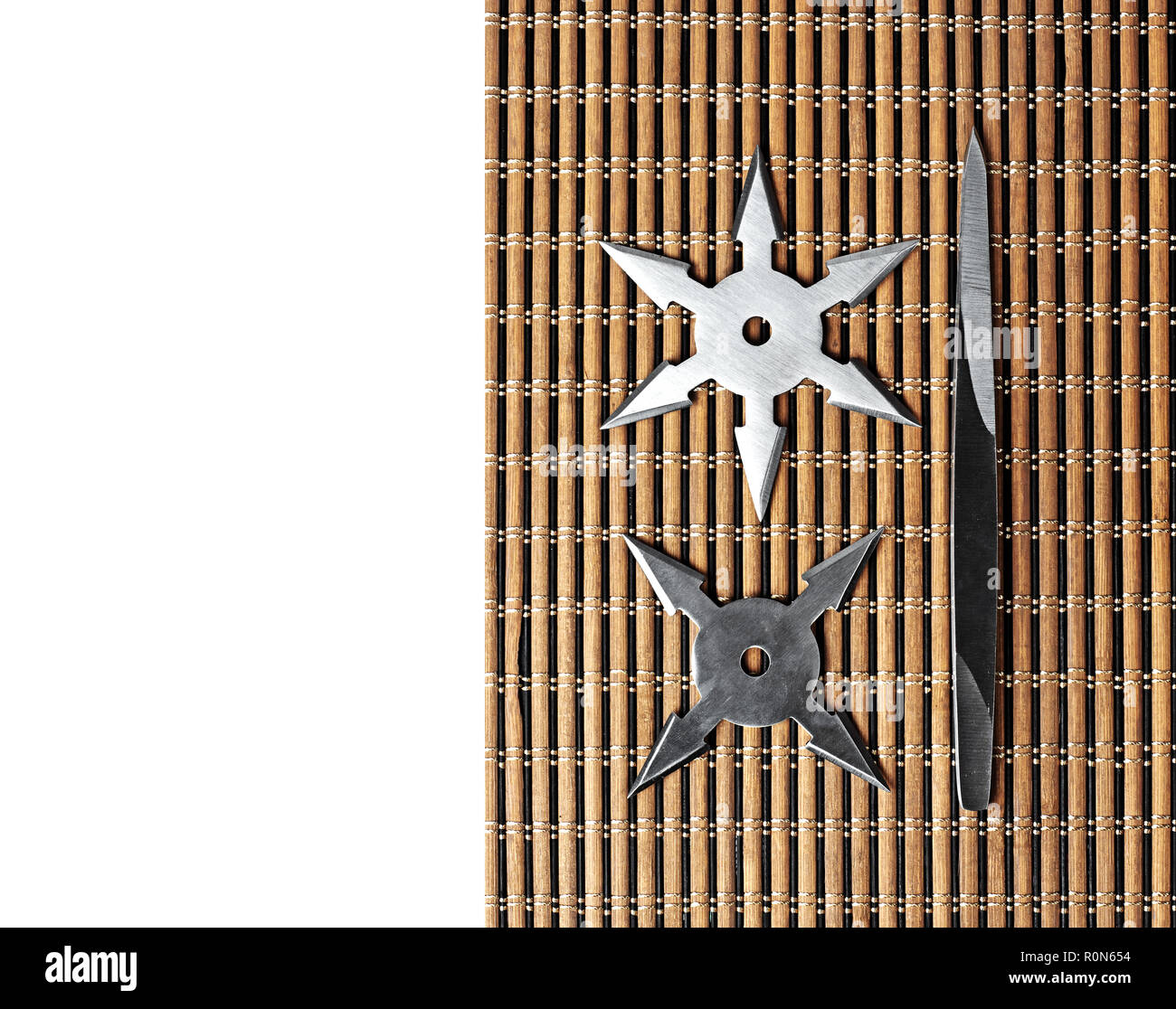 Libre de Ninja Star Shurikens avec les pointes de lance sur fond de bois, Copy Space Banque D'Images