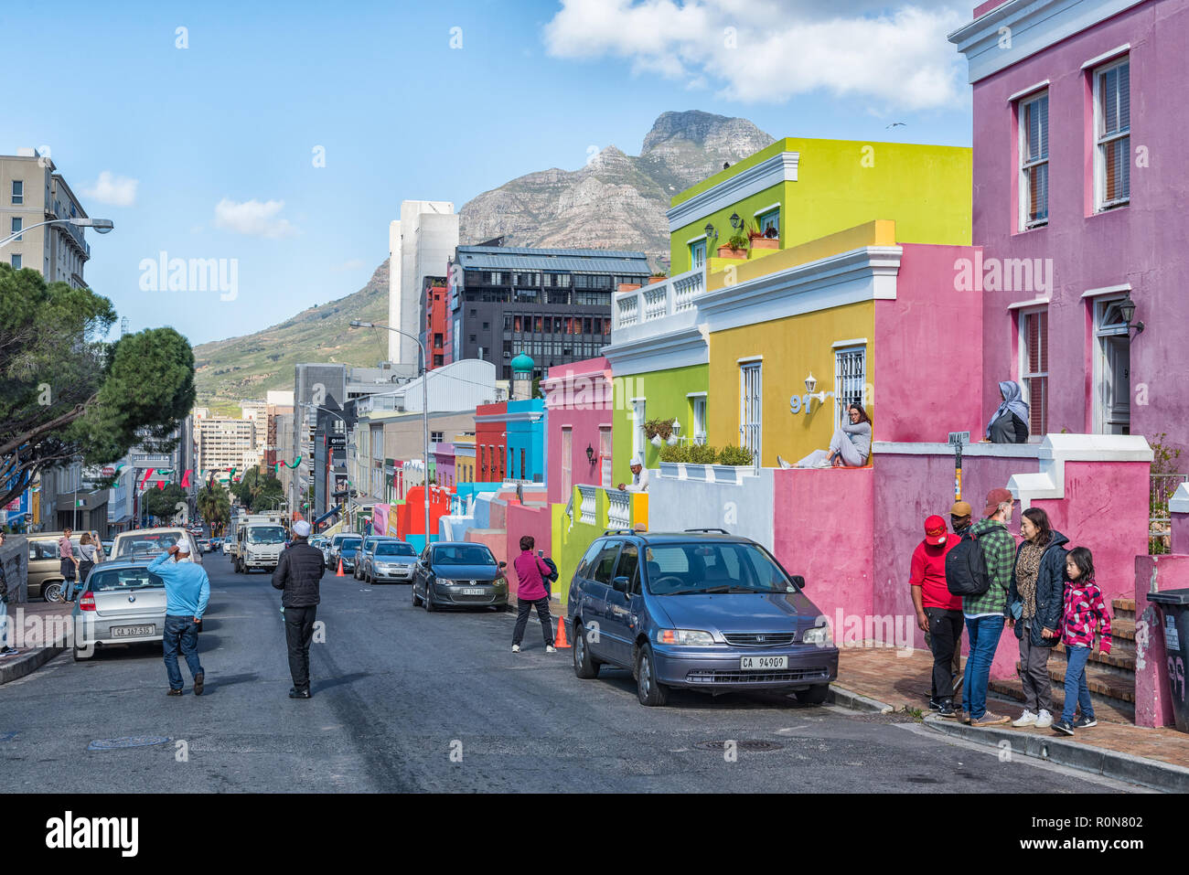 CAPE TOWN, AFRIQUE DU SUD, le 17 août 2018 : une scène de rue, avec des maisons colorées, des personnes et des véhicules, dans le Bo-Kaap à Cape Town dans l'ouest de C Banque D'Images