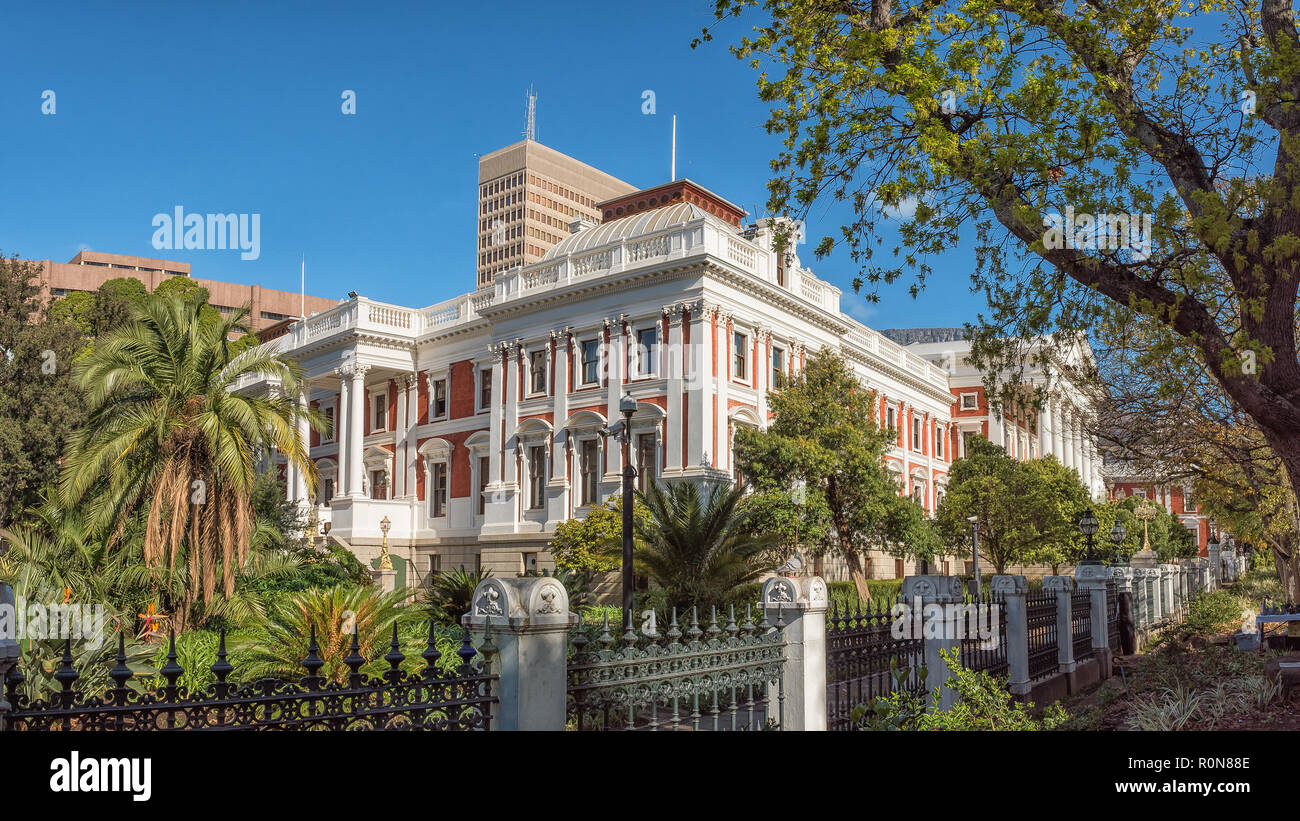 CAPE TOWN, AFRIQUE DU SUD, le 17 août 2018 : Les édifices du Parlement, à Cape  Town. Les palmiers sont visibles Photo Stock - Alamy