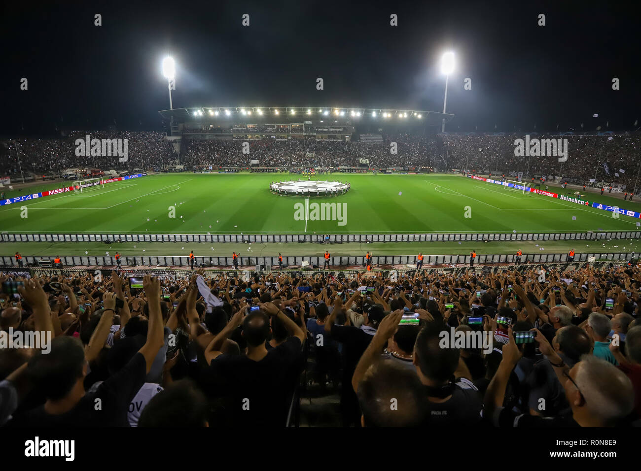 Thessalonique, Grèce - le 29 août 2018 : vue panoramique de la Toumba stadium avant le début d'un match de football de l'UEFA Champions League PAOK vs FC Benfi Banque D'Images