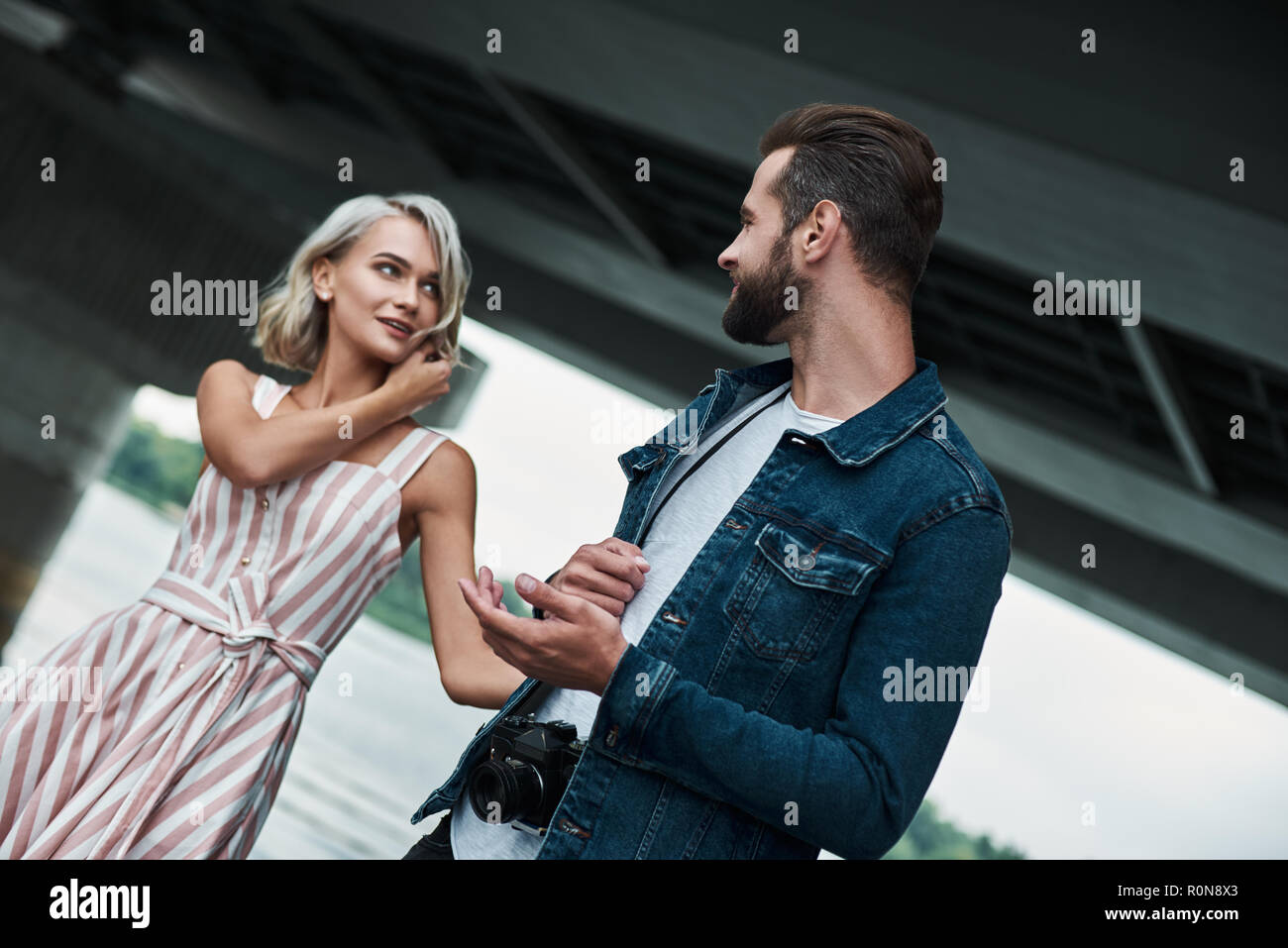 Date romantique en plein air. Jeune couple en train de marcher sur la ville main dans la rue à la joyeuse, close-up Banque D'Images