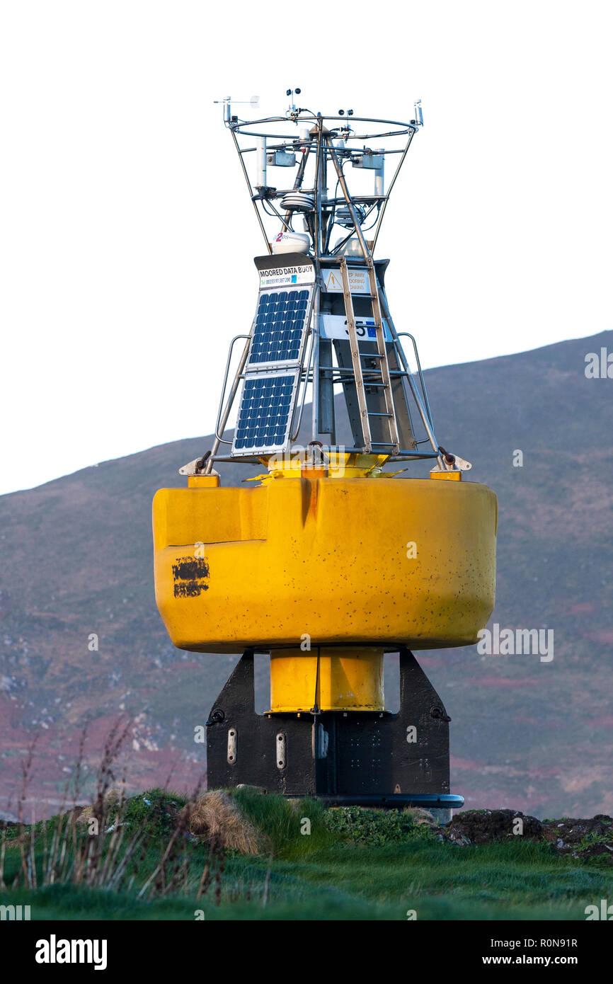 Bouée météo sur la terre sèche à Valentia Island Lighthouse, County Kerry Ireland Banque D'Images