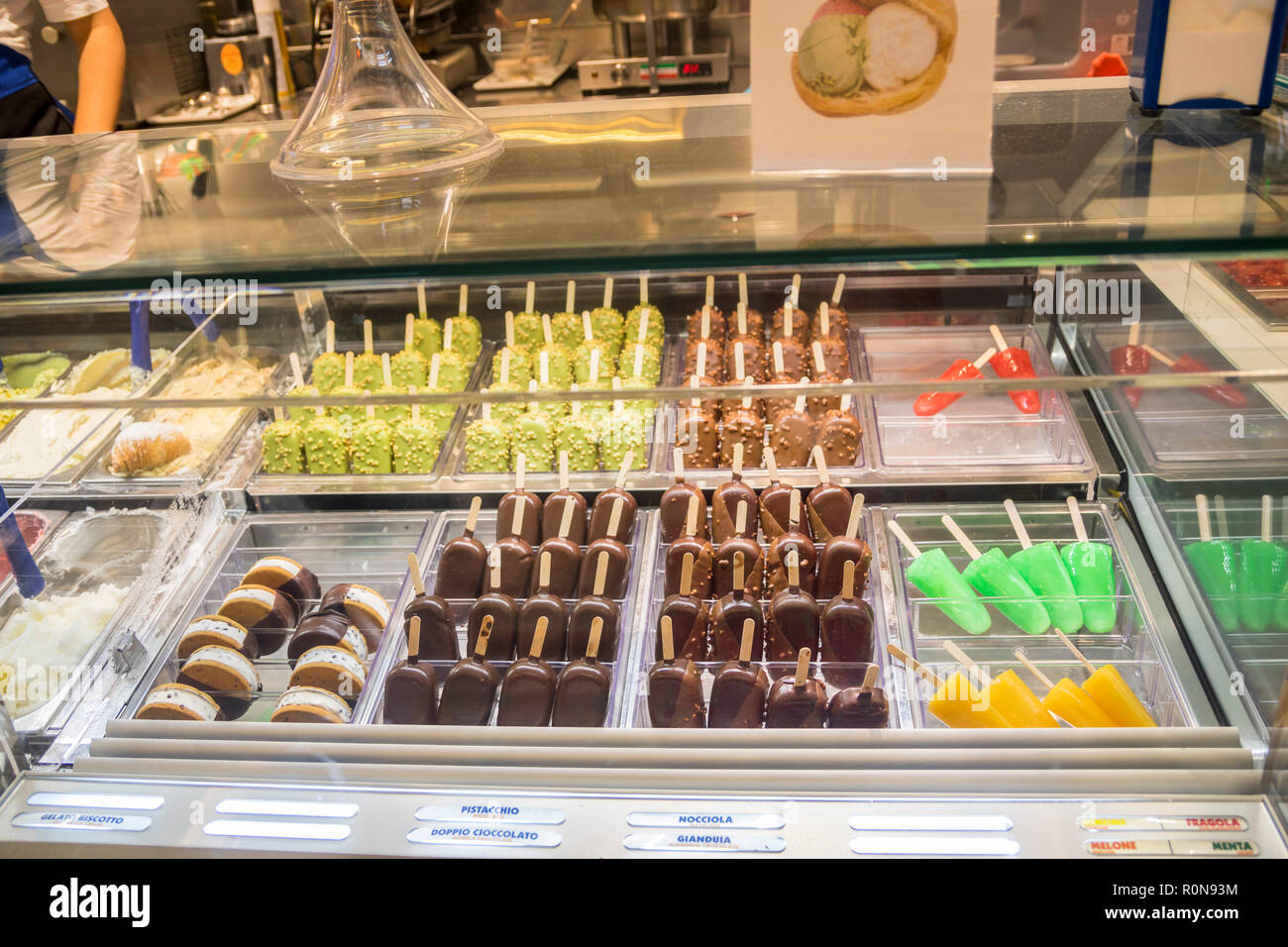 Sucettes glacées au chocolat, des bâtonnets de bois, à l'envers, beaucoup, l'été, traiter, concept concept icepops, ice lolly sur stick, glace chocolat pistache lolly Banque D'Images