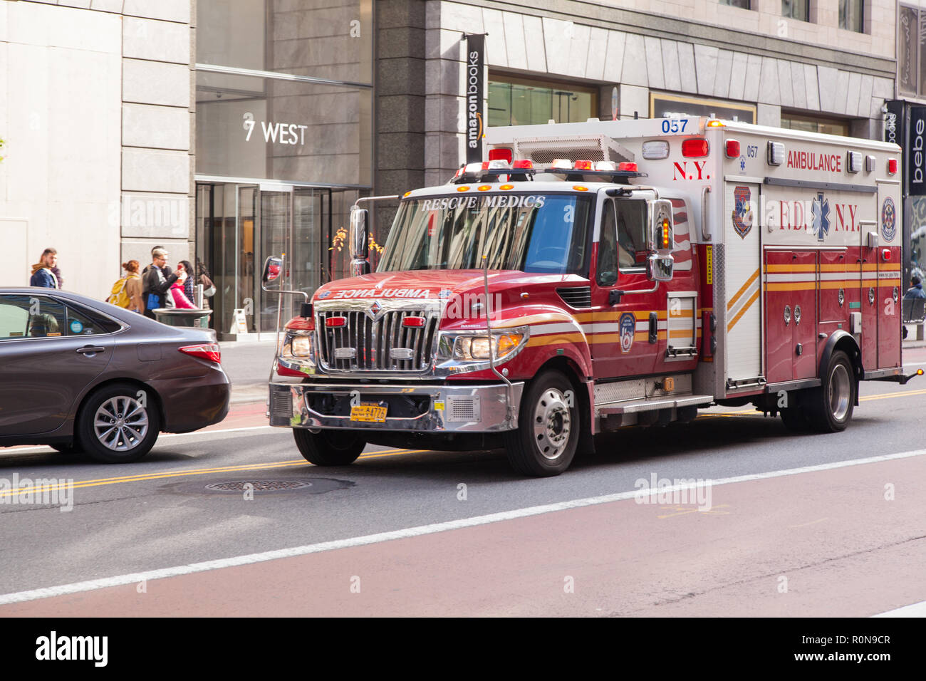 New York Fire Department camion ambulance, Manhattan, New York City, États-Unis d'Amérique. USA. Banque D'Images