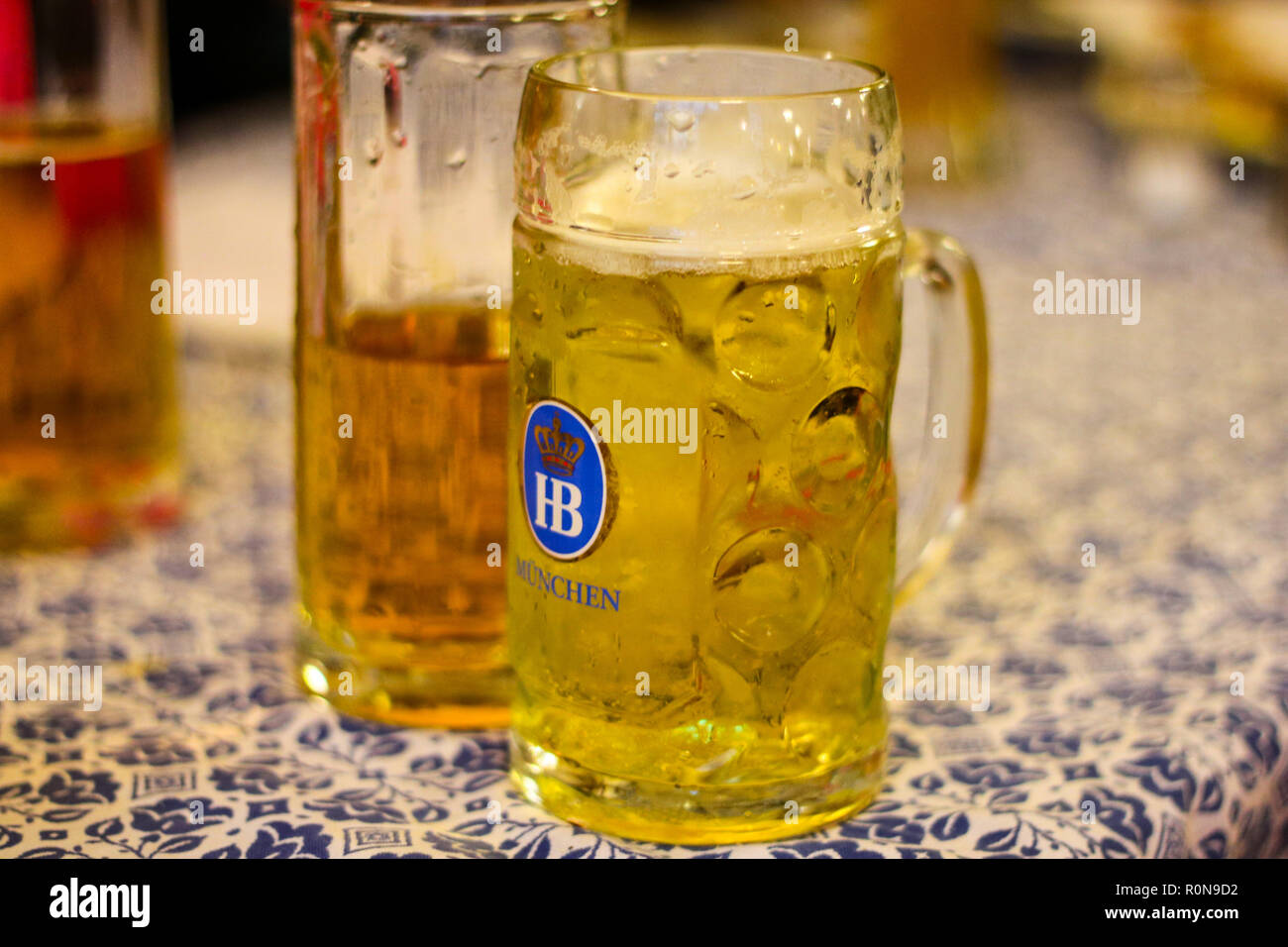 Tankard de bière, verre chope de bière, bière, bière brasserie Hofbrauhaus, de la bière allemande, maison de la bière, Munich Allemagne Munich, Bavière Banque D'Images