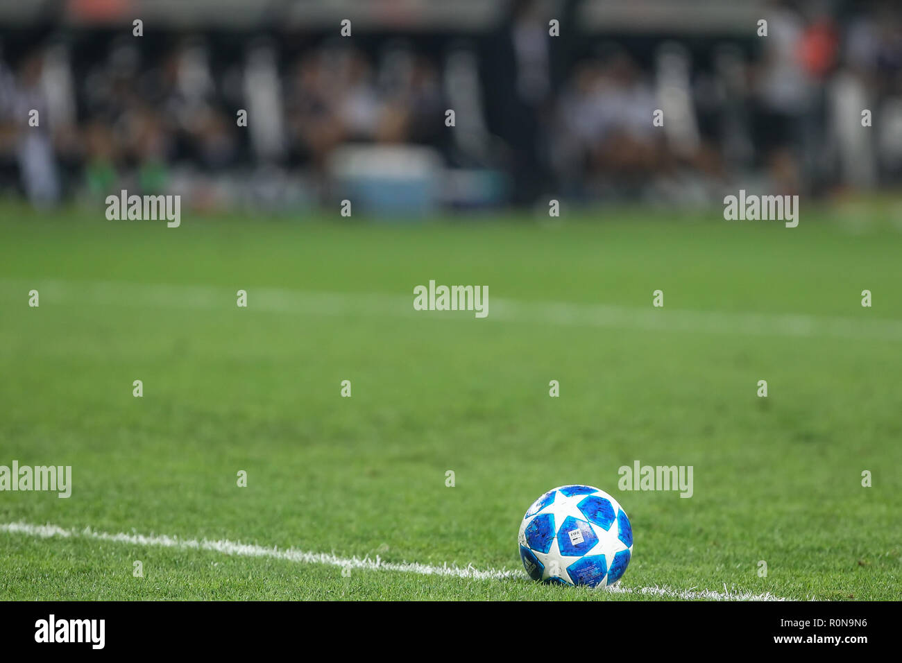 Thessalonique, Grèce - le 29 août 2018 : Deux Ligue des Champions match ball sur l'herbe pendant l'UEFA Champions League match PAOK FC vs Benfica un Banque D'Images