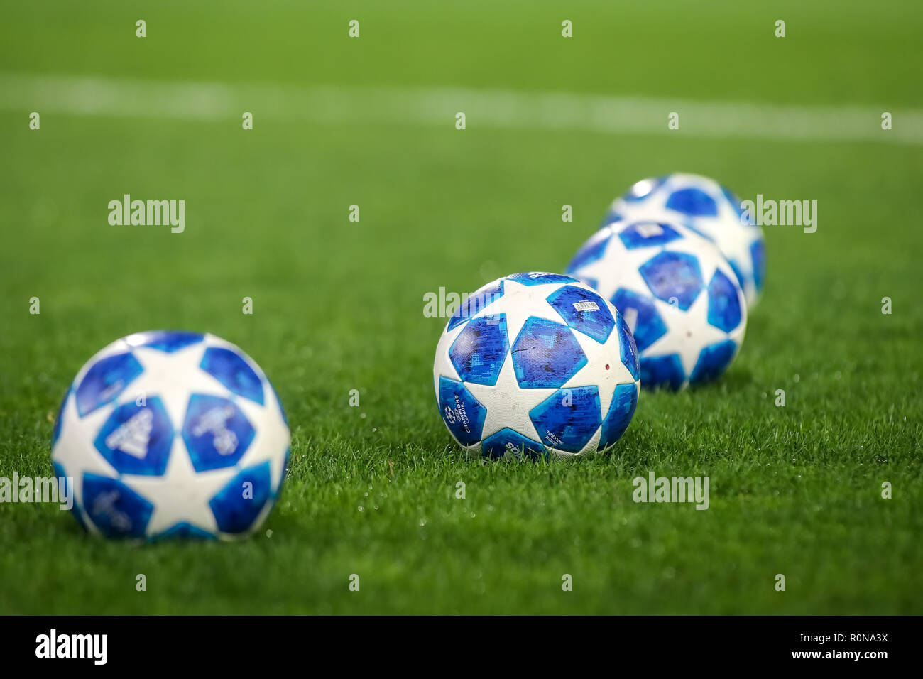 Thessalonique, Grèce - le 29 août 2018 : Deux Ligue des Champions match ball sur l'herbe pendant l'UEFA Champions League match PAOK FC vs Benfica un Banque D'Images