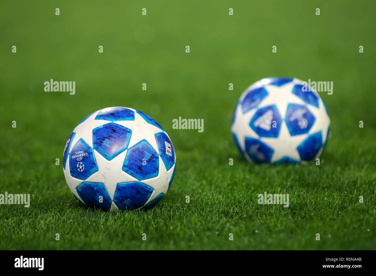 Thessalonique, Grèce - le 29 août 2018 : Deux Ligue des Champions match ball sur l'herbe pendant l'UEFA Champions League match PAOK FC vs Benfica un Banque D'Images