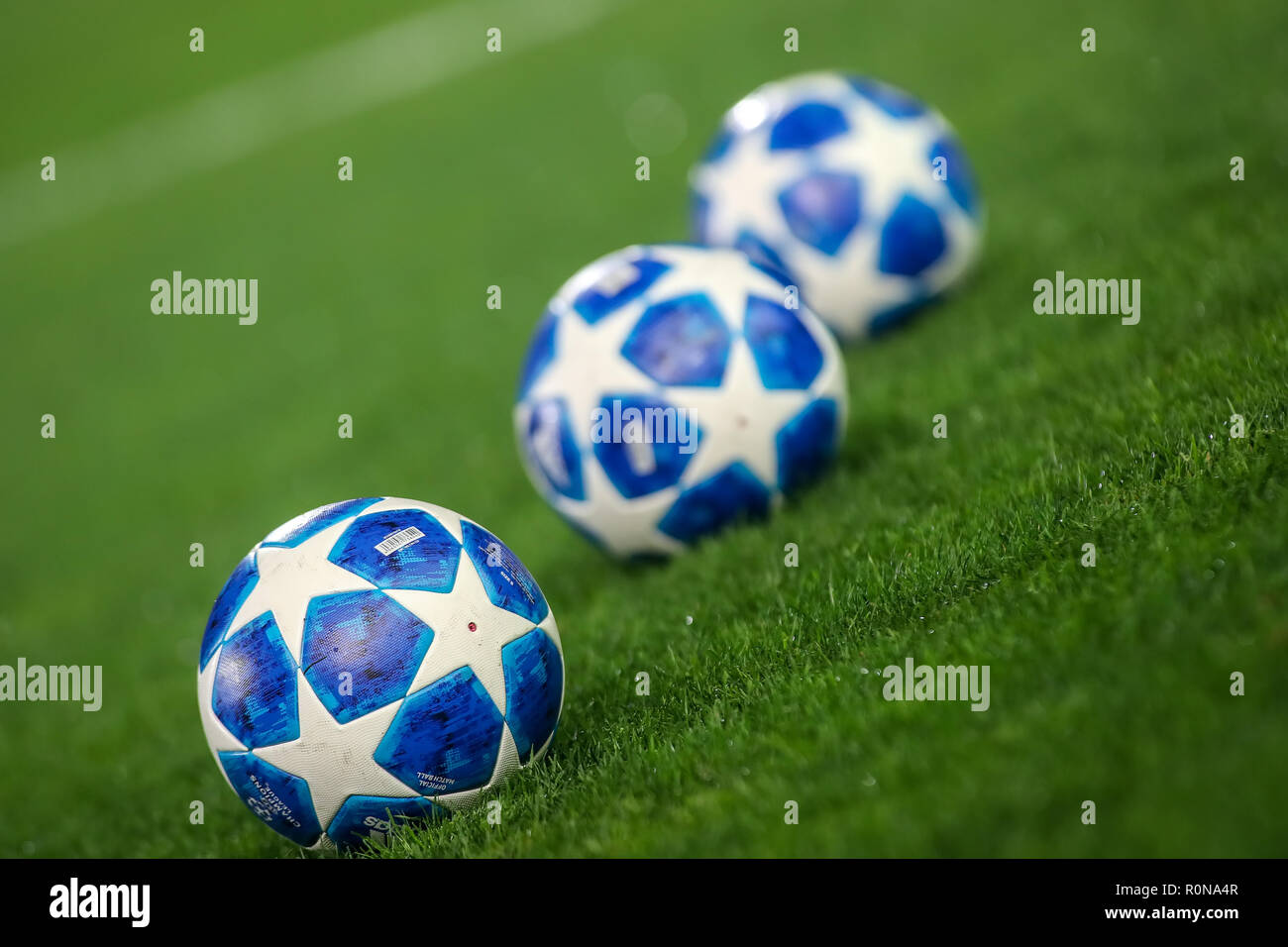 Thessalonique, Grèce - le 29 août 2018 : Deux Ligue des Champions match ball sur l'herbe pendant l'UEFA Champions League match PAOK FC vs Benfica un Banque D'Images