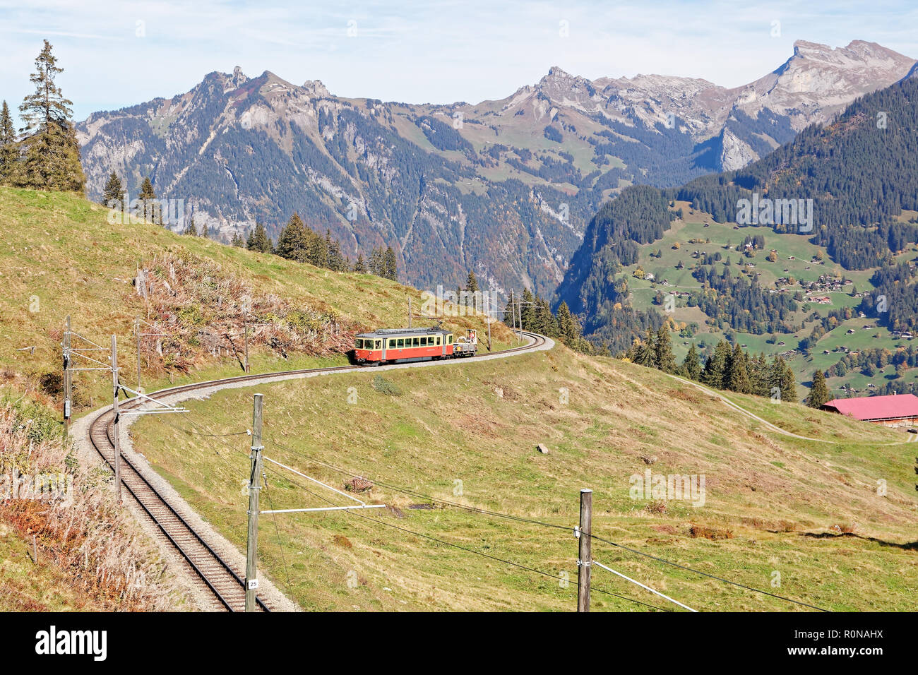 Panoramatic vue sur la Jungfrau avec train entrant de Gruetschalp (Grütschalp) près de Winteregg, Région de Jungfrau, Suisse Banque D'Images