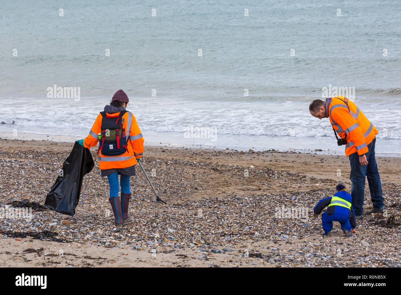 Wessex Water bénévoles faisant à nettoyage de la plage, plage de Swanage Dorset UK en Novembre Banque D'Images