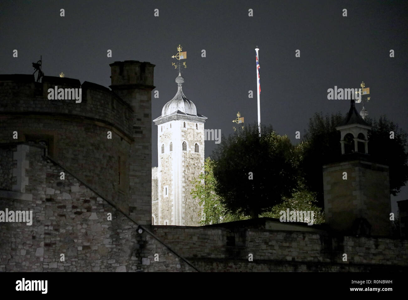 Londres, UK - 5 octobre 2018 : La Tour Blanche, une partie de la Tour de Londres, c'est éclairé la nuit Banque D'Images