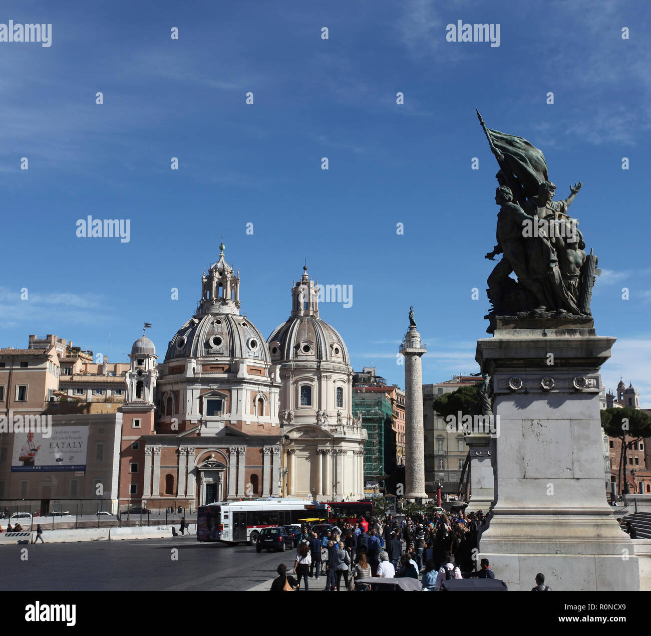 La Piazza Venezia est le moyeu central de Rome, Italie, où se croisent plusieurs voies publiques. Il existe de nombreux monuments dédiés à l'Empire romain. Banque D'Images