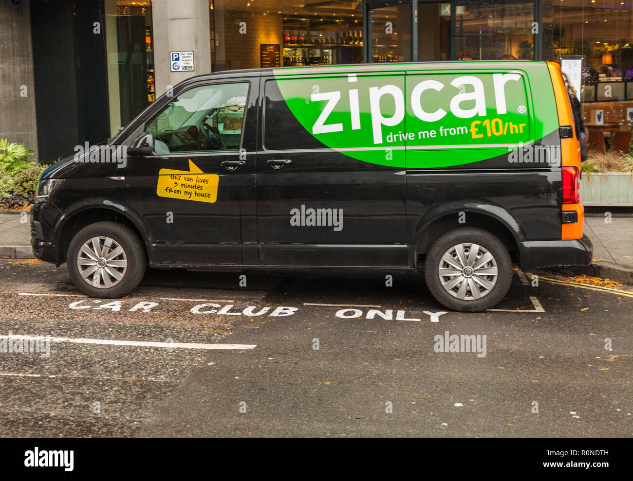Un Zip de voitures van stationné à Londres, Angleterre, Royaume-Uni Photo  Stock - Alamy