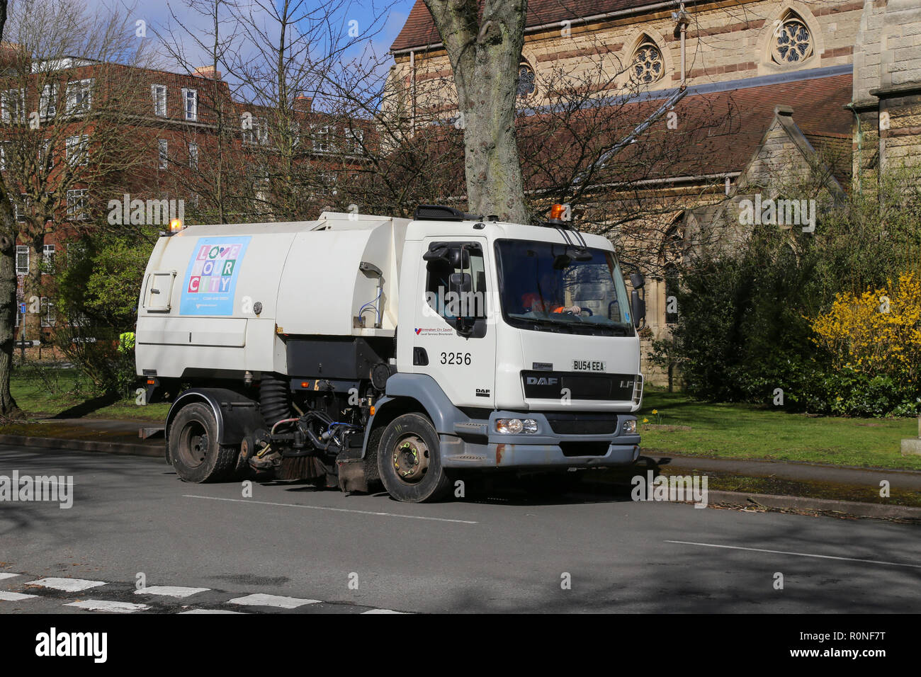 Un DAF LF balayage routier véhicule appartenant à Birmingham City Council, Angleterre, Royaume-Uni. Banque D'Images