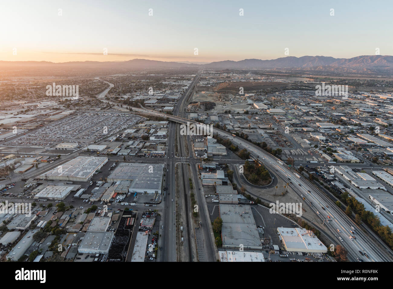 Crépuscule Vue aérienne de bâtiments industriels le long de la 5 Freeway et San Fernando Road dans la vallée de soleil de Los Angeles, Californie. Banque D'Images