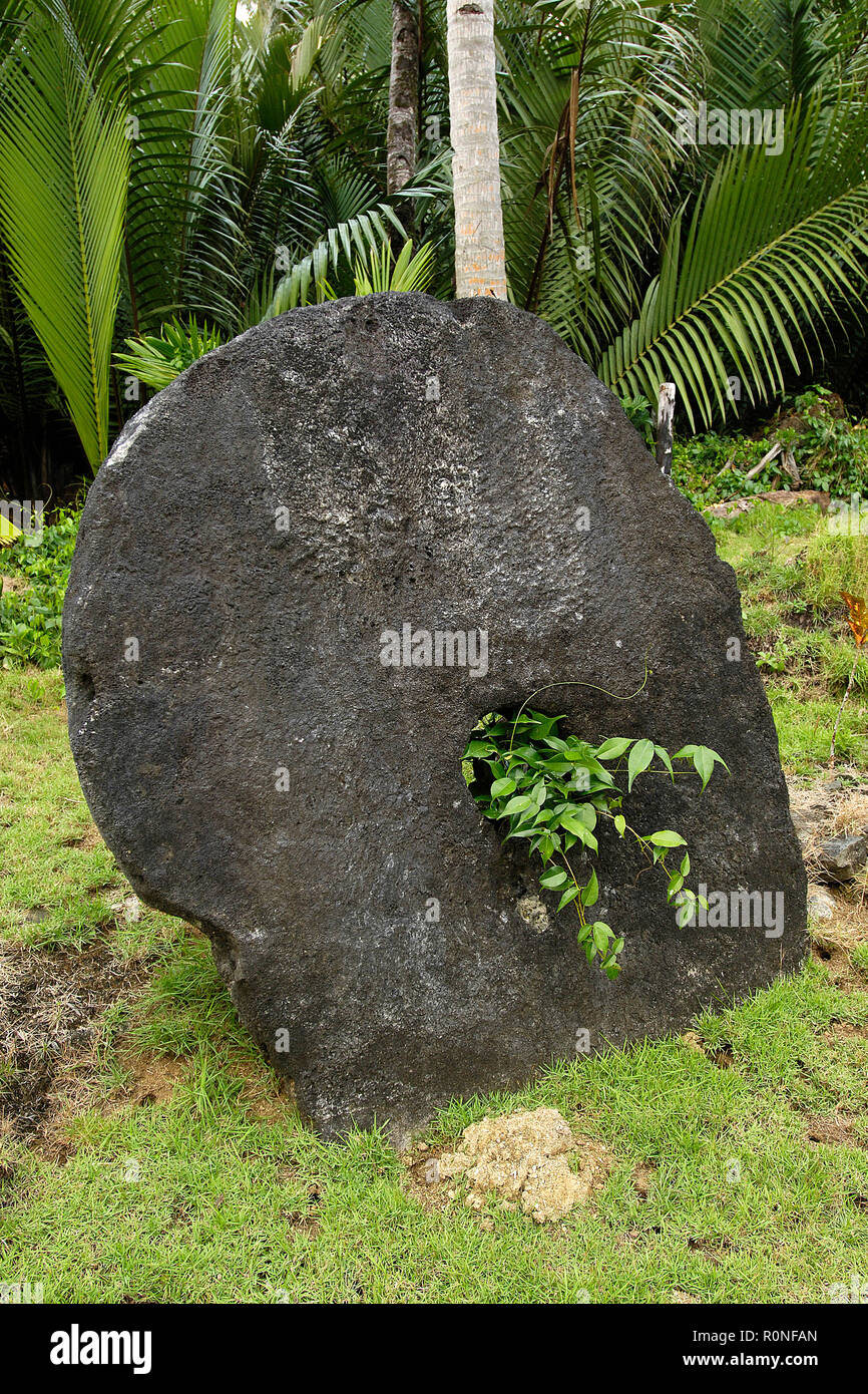 Steingeld, ehemaliges Zahlungsmittel auf der Insel Yap, Mikronesien | de l'argent en pierre, un ancien service sur l'île de Yap, Micronésie Banque D'Images
