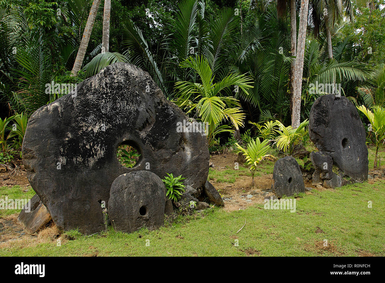 Steingeld, ehemaliges Zahlungsmittel auf der Insel Yap, Mikronesien | de l'argent en pierre, un ancien service sur l'île de Yap, Micronésie Banque D'Images