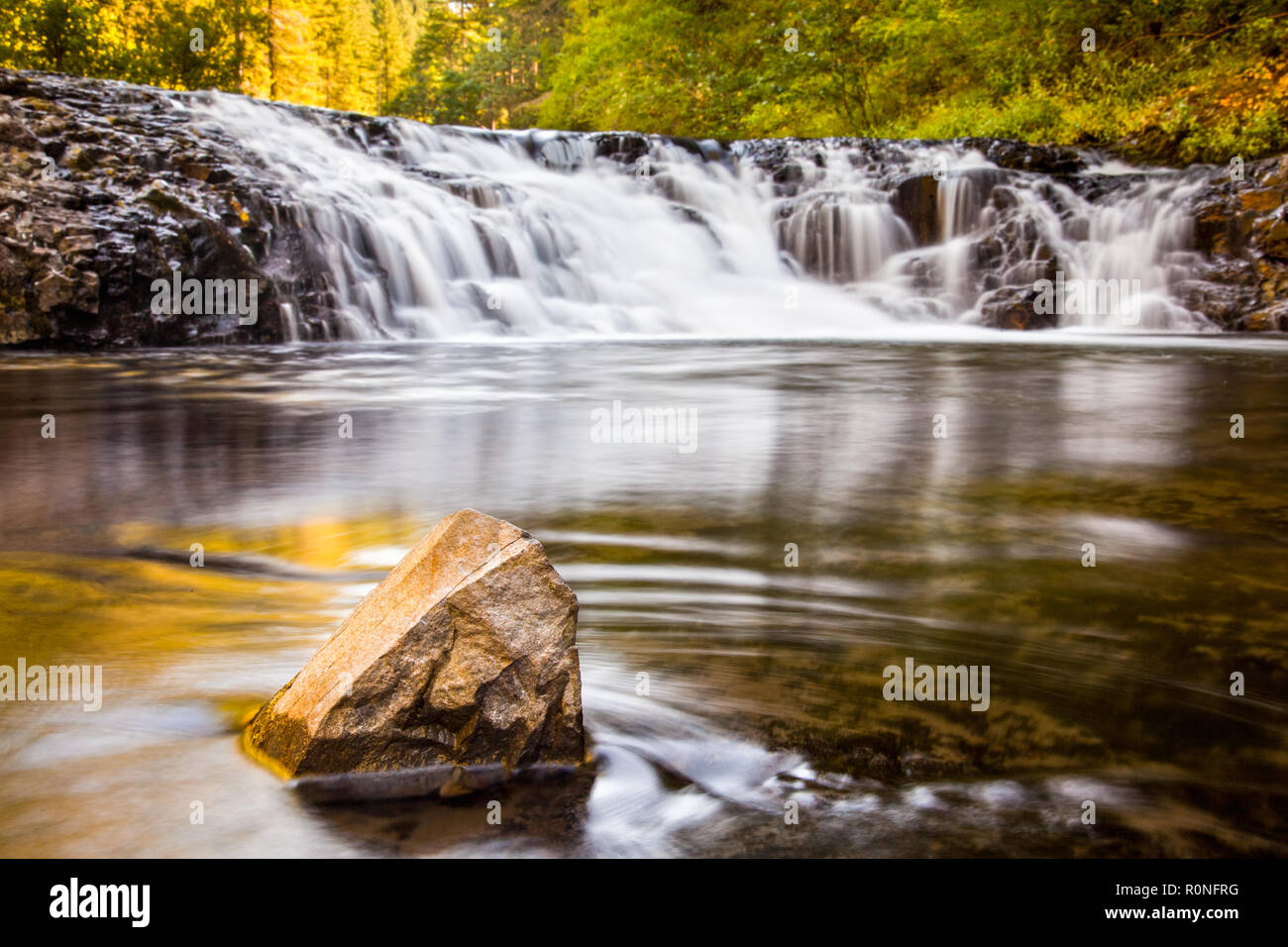 Une petite cascade le long du sentier d'Eagle Creek dans l'Oregon, USA, avec l'accent sur le rocher au premier plan Banque D'Images