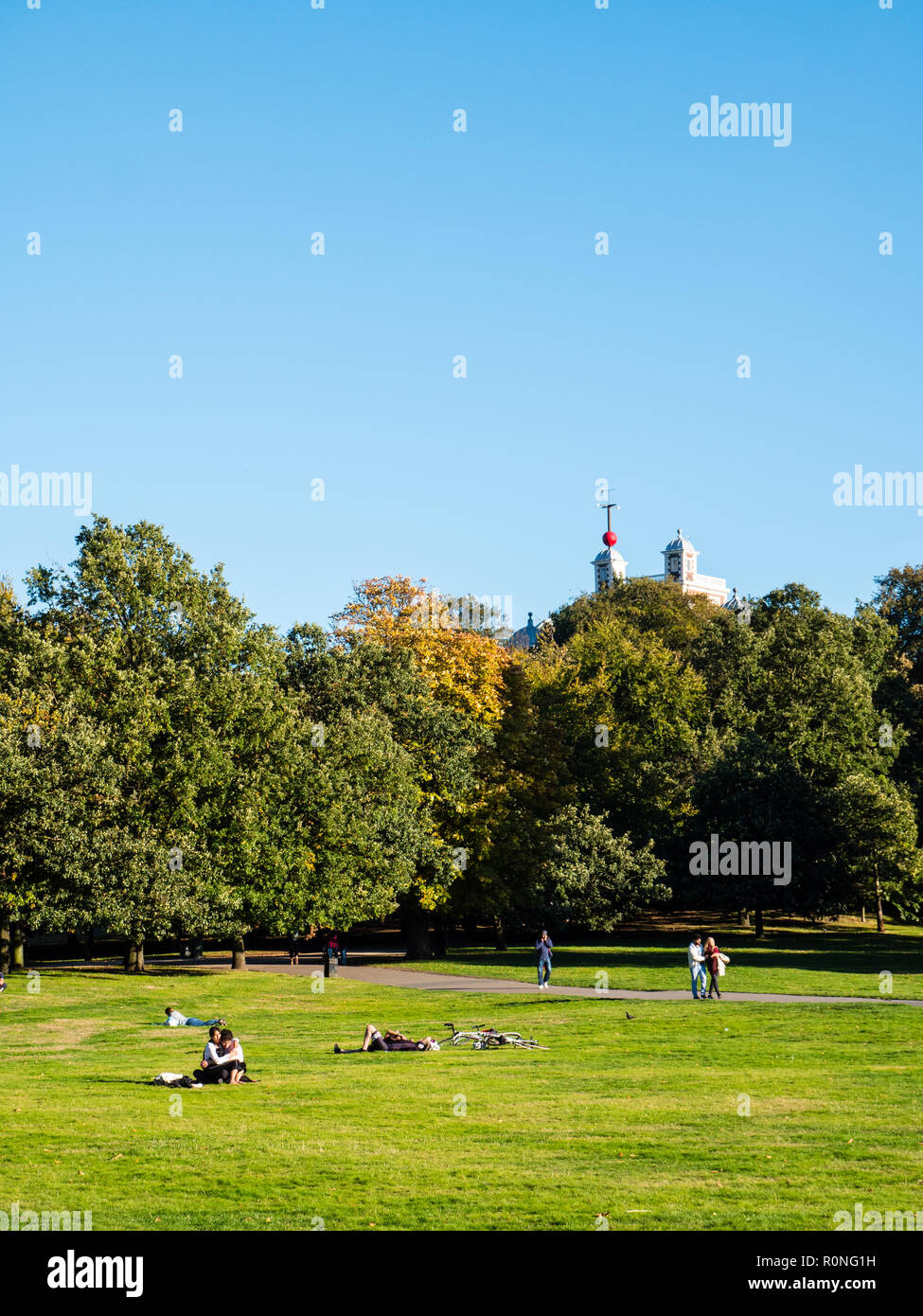 Les gens se détendre dans le parc de Greenwich, l'Observatoire Royal, Greenwich, London, England, UK, FR. Banque D'Images