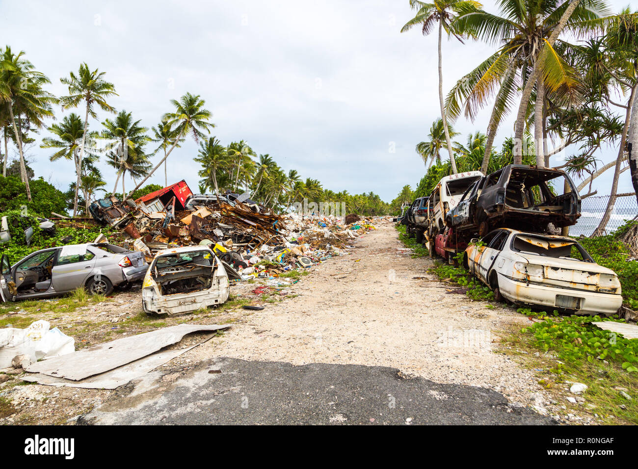 Dépotoir, d'enfouissement à l'atoll de Funafuti, Tuvalu, Polynésie, Océanie, Pacifique Sud. Problèmes de gestion des ordures et écologique de l'île-nation Banque D'Images