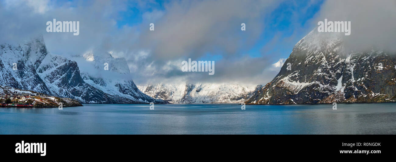 Norwegian fjord et montagne en hiver. Les îles Lofoten, Norvège Banque D'Images