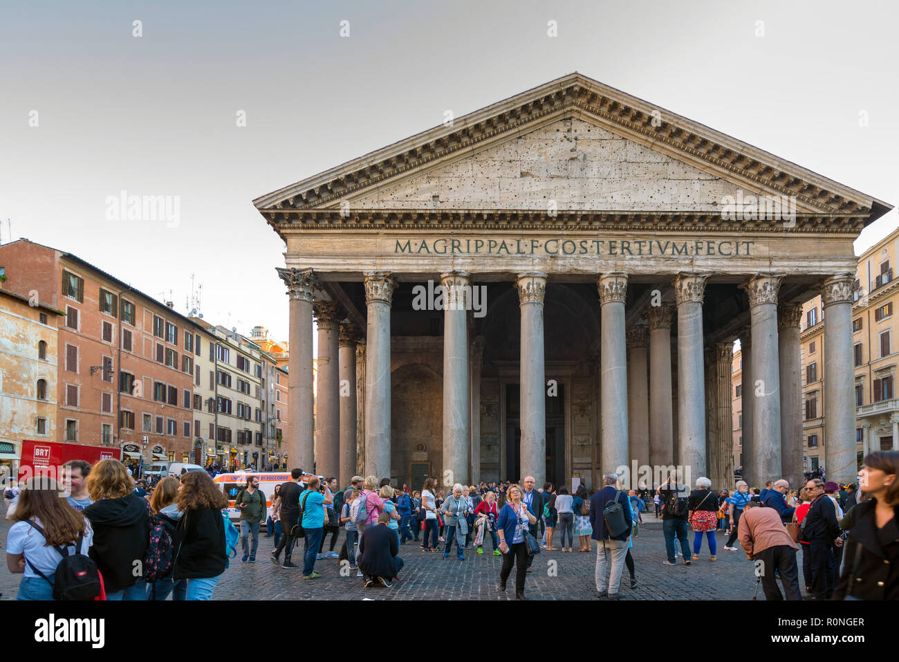 ROME, ITALIE - 24 octobre 2018 : Panthéon. Temple emblématique construit vers 118 à 125 après JC avec un dôme et tombes de la Renaissance, y compris de Raphaël. Banque D'Images