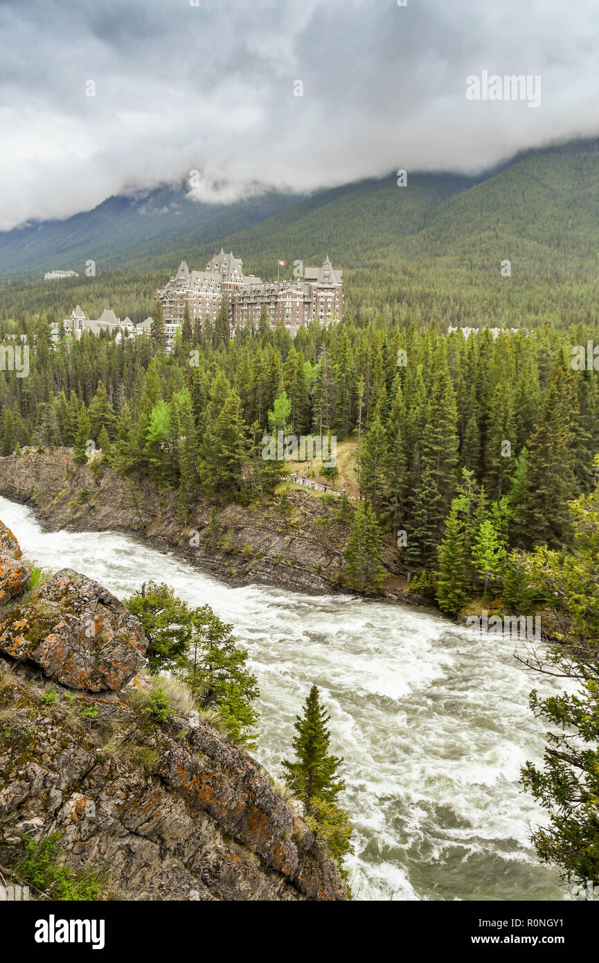 BANFF, ALBERTA, CANADA - Juin 2018 : vue panoramique de la rivière Bow Falls. Dans la distance est l'Hôtel Fairmont Banff Springs. Banque D'Images