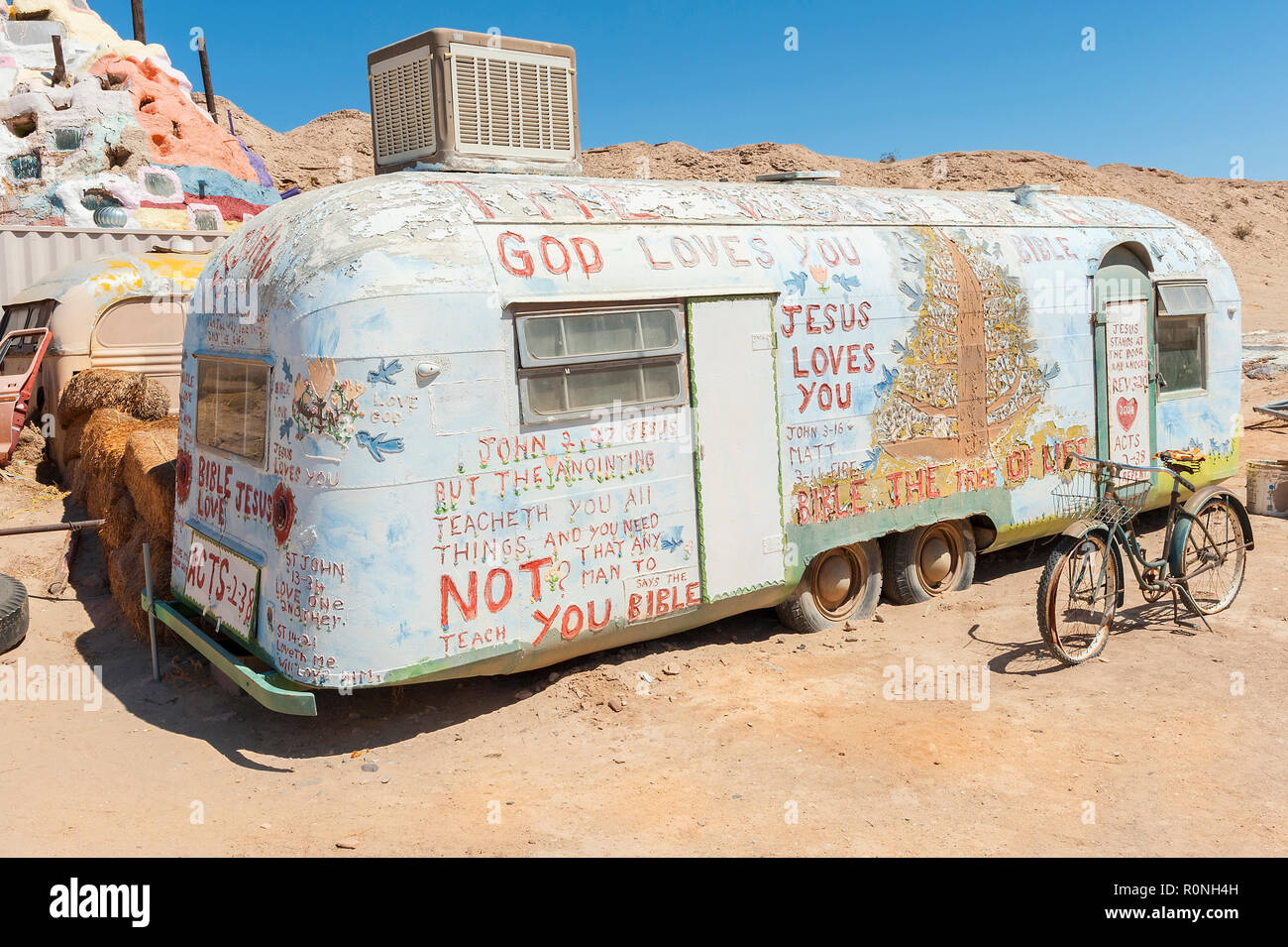 Leonard Knight's Salvation Mountain Camp, caravane Airstream et vélo. Près de Niland, le sud de la Californie, USA. Banque D'Images