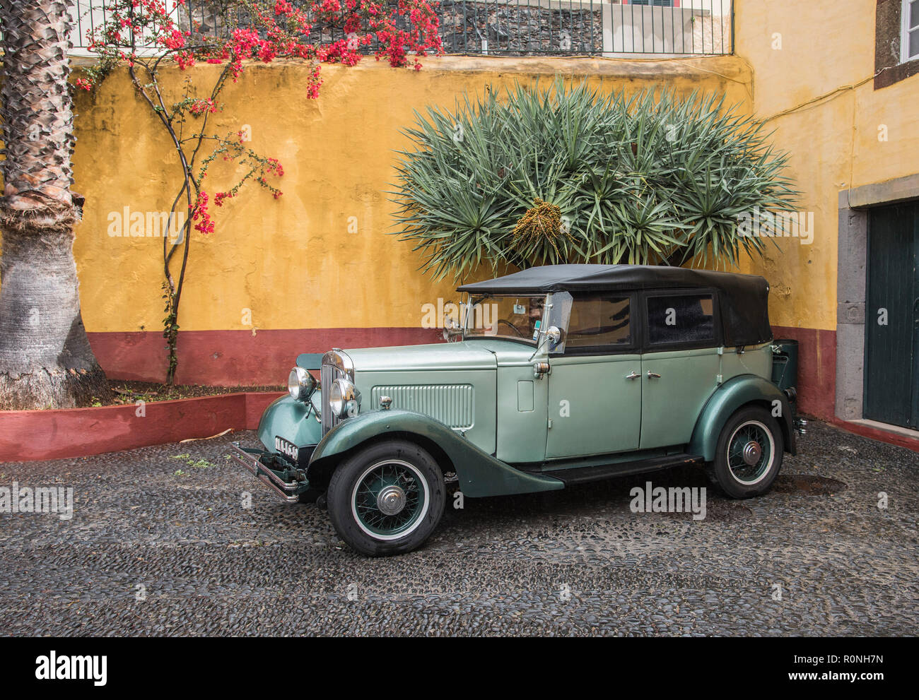 Ancienne voiture Bentley restaurée dans une cour à Funchal Madère. Banque D'Images