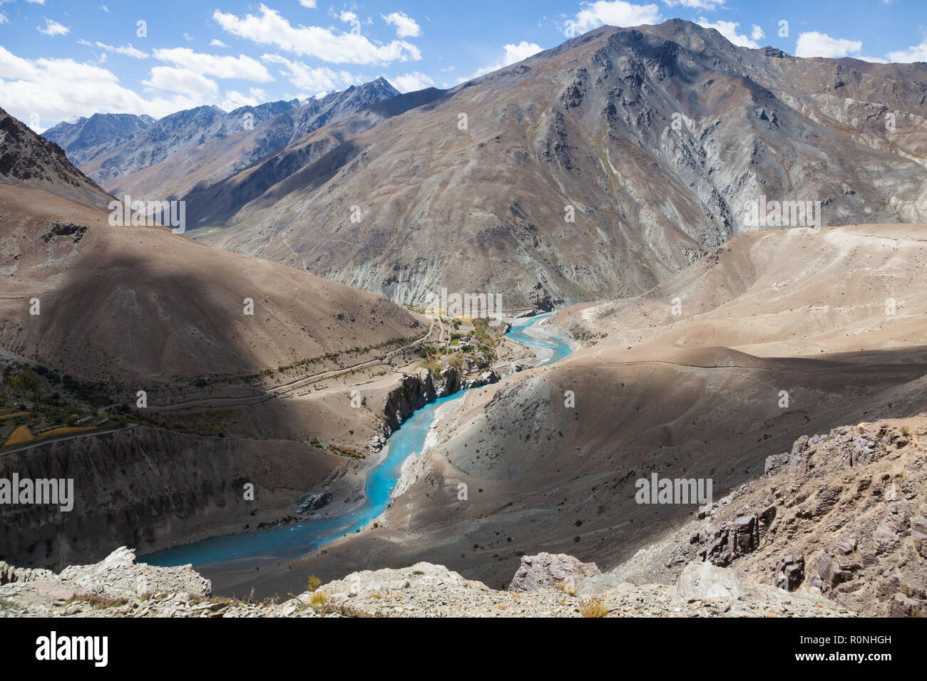 La rivière Tsarap et Purne (village, également connu sous le nom de Purni) vu en septembre à partir du chemin entre Chóra et Phugtal Gompa, Zanskar, Inde Banque D'Images