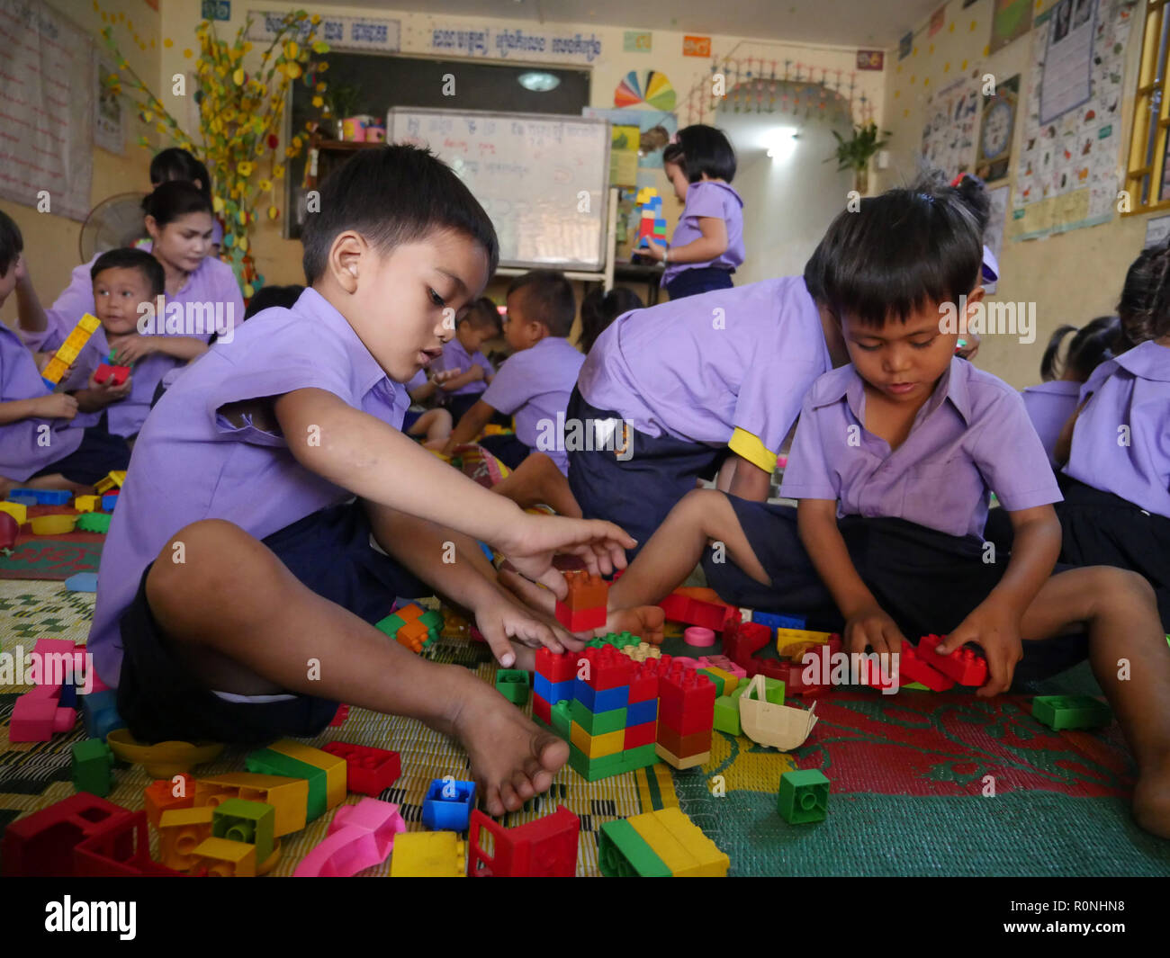 Cambodge Tu Taing l'école maternelle pour les enfants vietnamiens vivant à Phnom Penh au Cambodge, où ils apprennent la langue khmère afin de mettre en place plus en accord avec la société cambodgienne. Banque D'Images