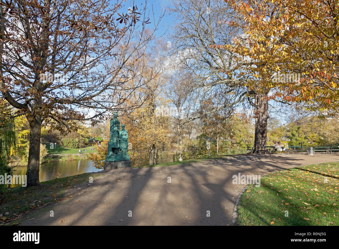 Ørstedsparken Ørsted, le parc, en couleurs d'automne. Statue en bronze de Natalie Zahle, pédagogue et pionnier de la réforme danoise sur l'éducation des femmes au Danemark Banque D'Images