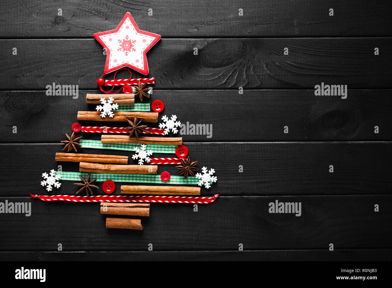 Arbre de Noël de cannelle, l'anis, rubans et boutons Banque D'Images