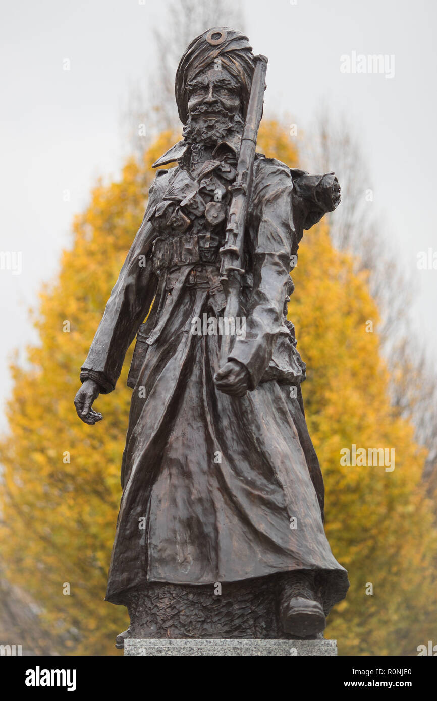 Les Lions de la Grande Guerre monument à Smethwick, West Midlands. Le 10 pieds de hauteur de la figure de bronze d'un soldat sikh est le première statue d'un soldat de la Seconde Guerre mondiale, l'Asie du Sud, et commémore 100 ans depuis la fin de la guerre. Banque D'Images