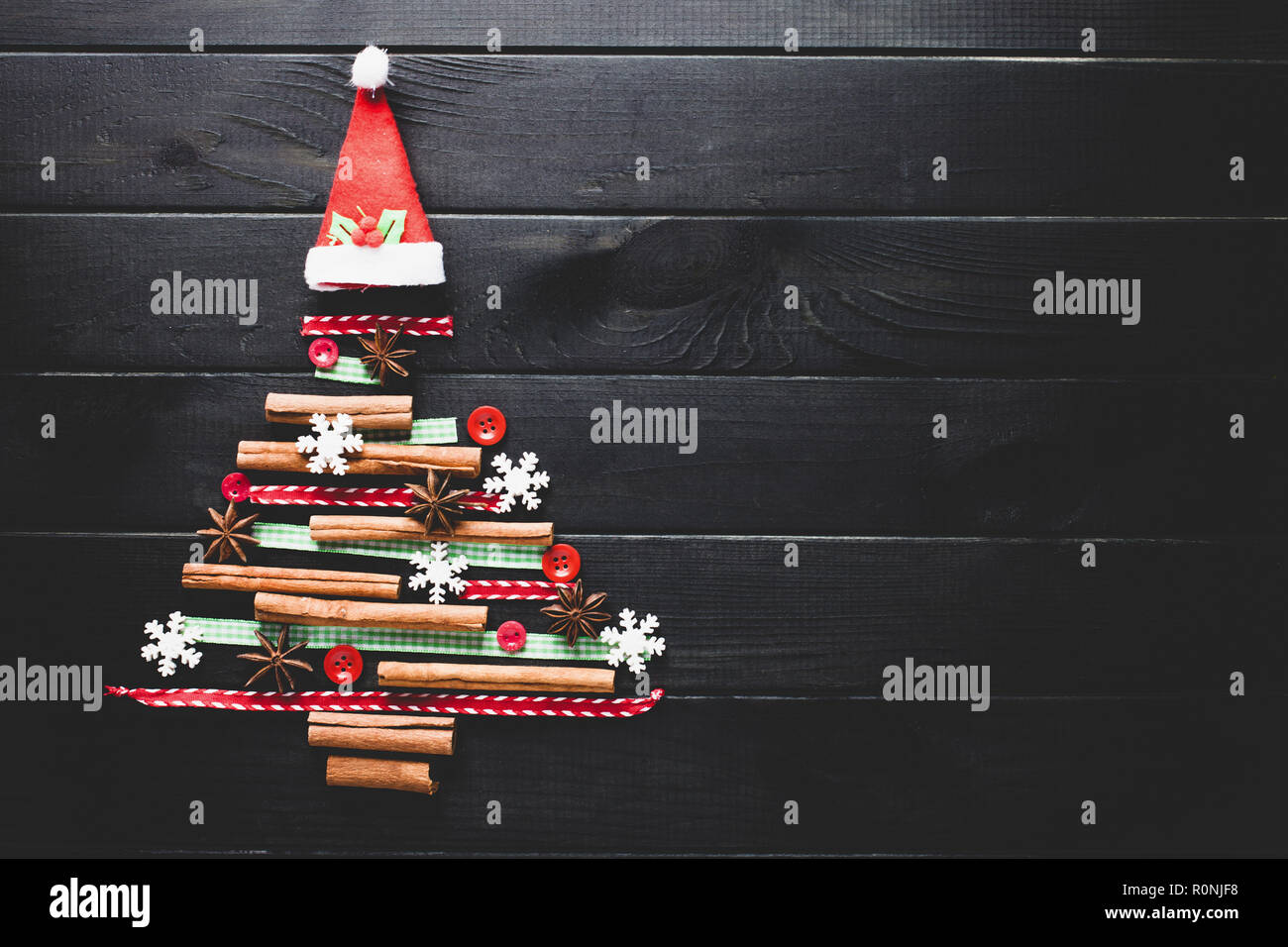 Arbre de Noël de cannelle, l'anis, rubans et boutons Banque D'Images