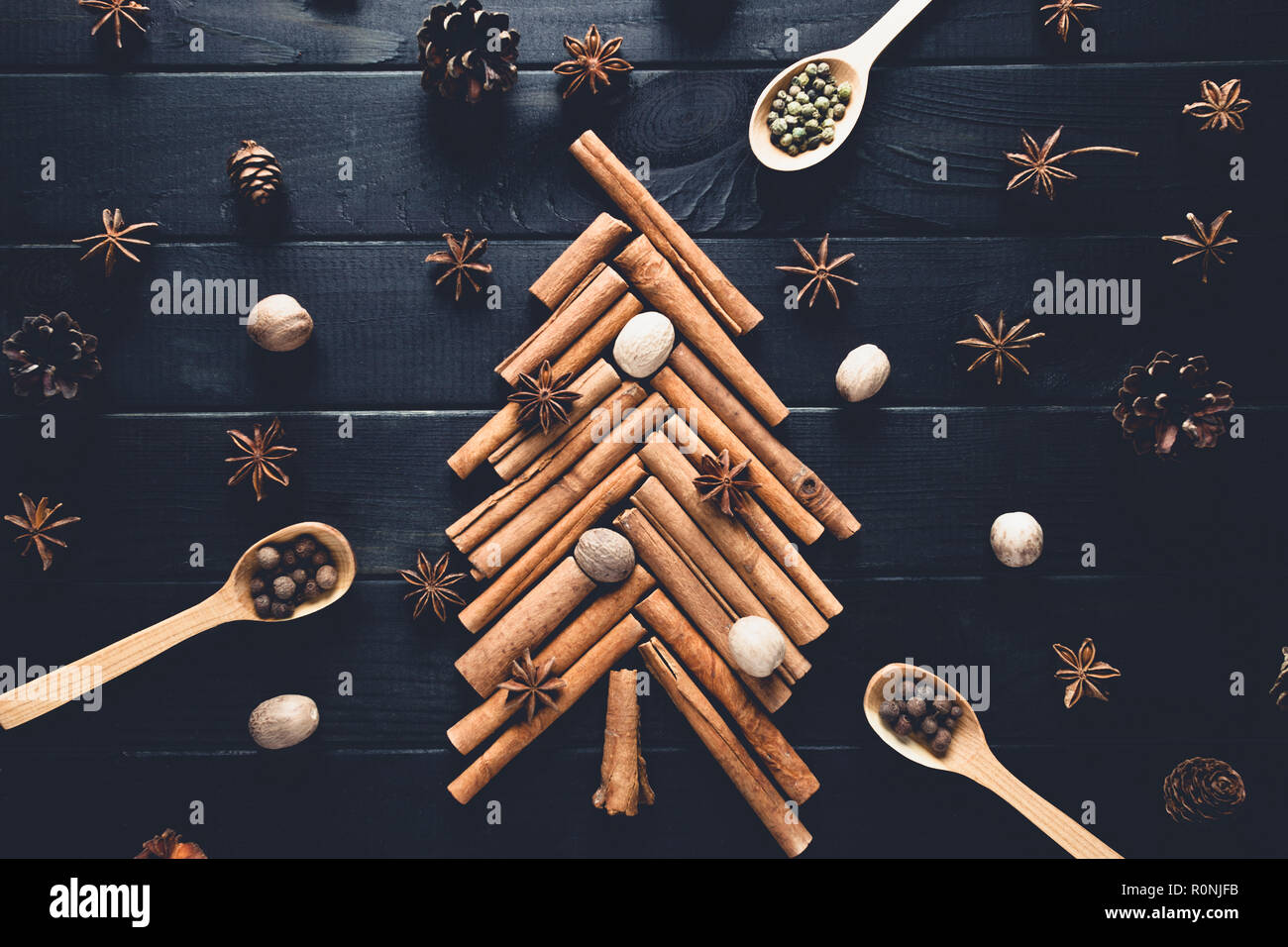 Arbre de Noël de cannelle, l'anis et muscade Banque D'Images