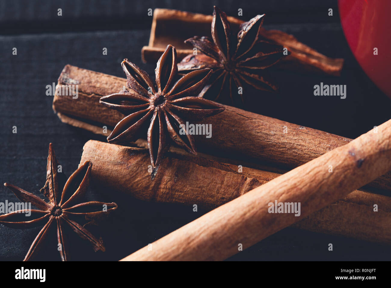 Ensemble d'épices pour vin chaud sur la table Banque D'Images