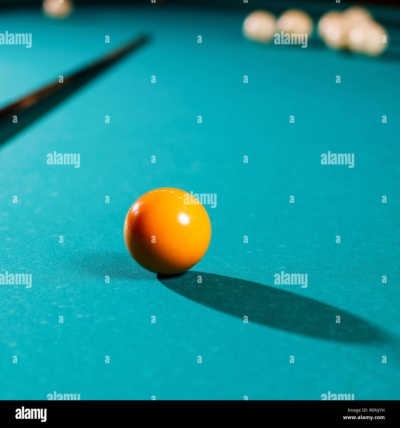 Boules de billard sur la table verte avec billiard cue. Banque D'Images