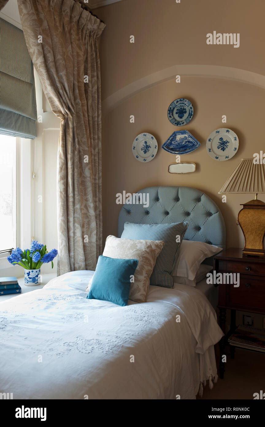 Chambre avec des touches de bleu dans la région de Carlton House au Yorkshire Banque D'Images