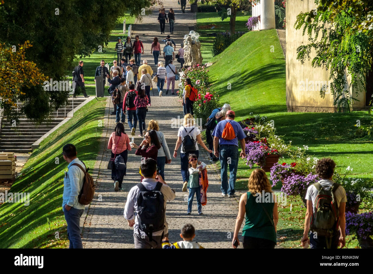 Jardin du château de Prague 'Na Valech', complexe des jardins du château de Prague, foules de gens, touristes se promènent à travers le parc dans le quartier de Hradcany Banque D'Images