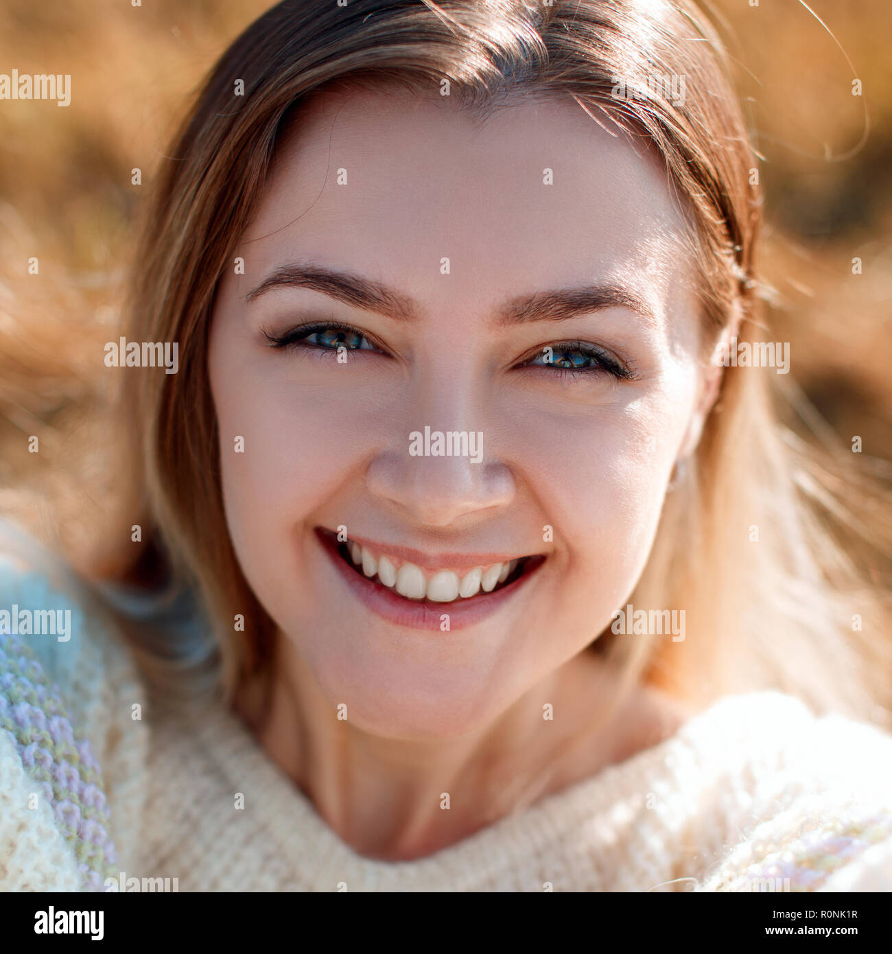 Souriante jeune femme fait profiter de la nature et des selfies en saison d'automne. Banque D'Images