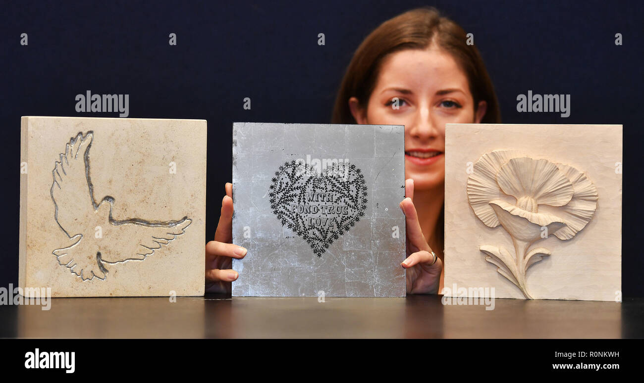 Sarah Gubbins de Bonhams Auctioneers détient sculptures en bois, pierre et verre qui font partie d'un triptyque art, ce qui se passe sur l'affichage à Somerset House, centre de Londres, pour marquer le 100e anniversaire de l'armistice. Banque D'Images