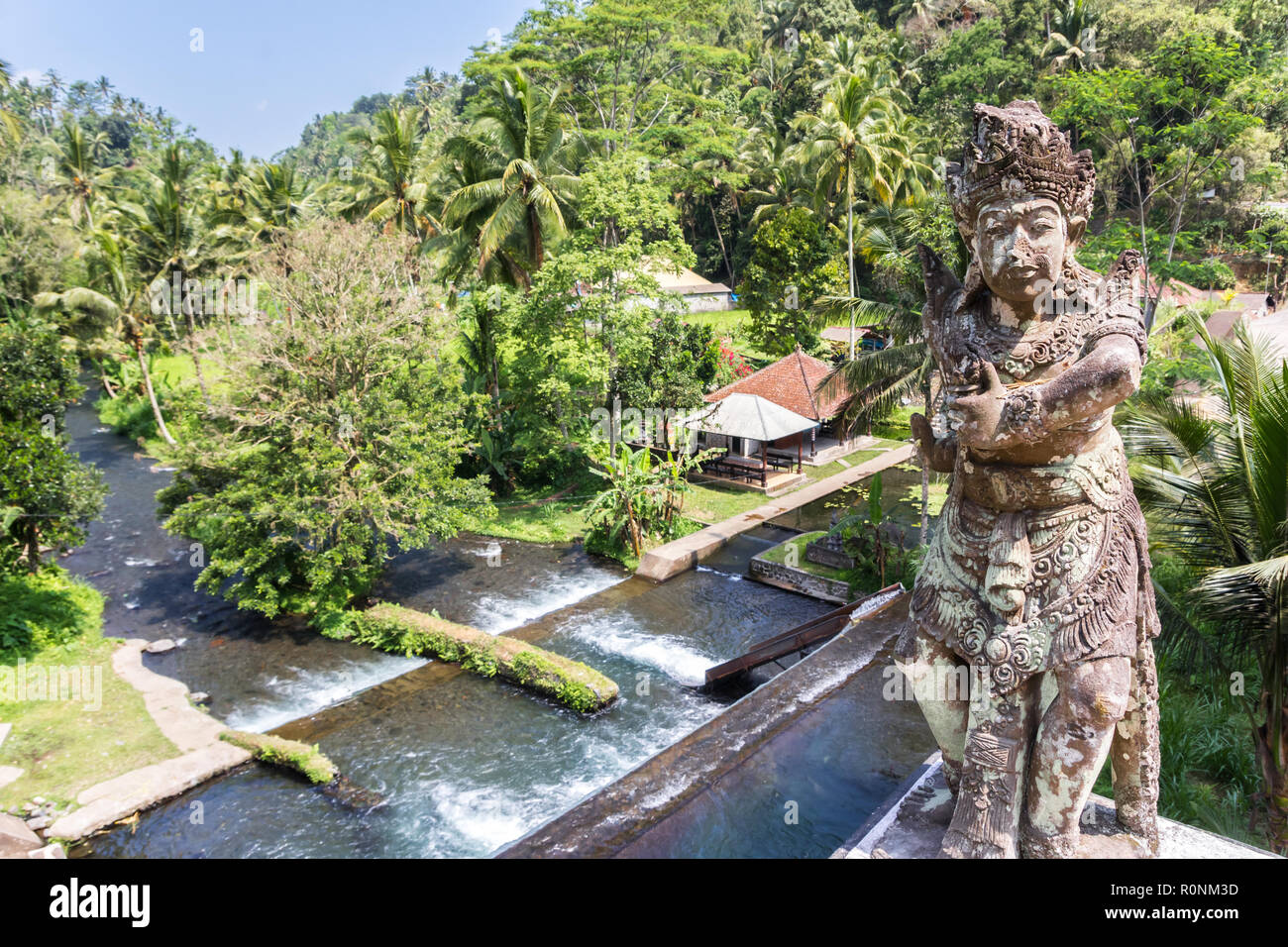 Statue sur un pont au-dessus de la rivière Telaga Waja en Bali, Indonésie Banque D'Images