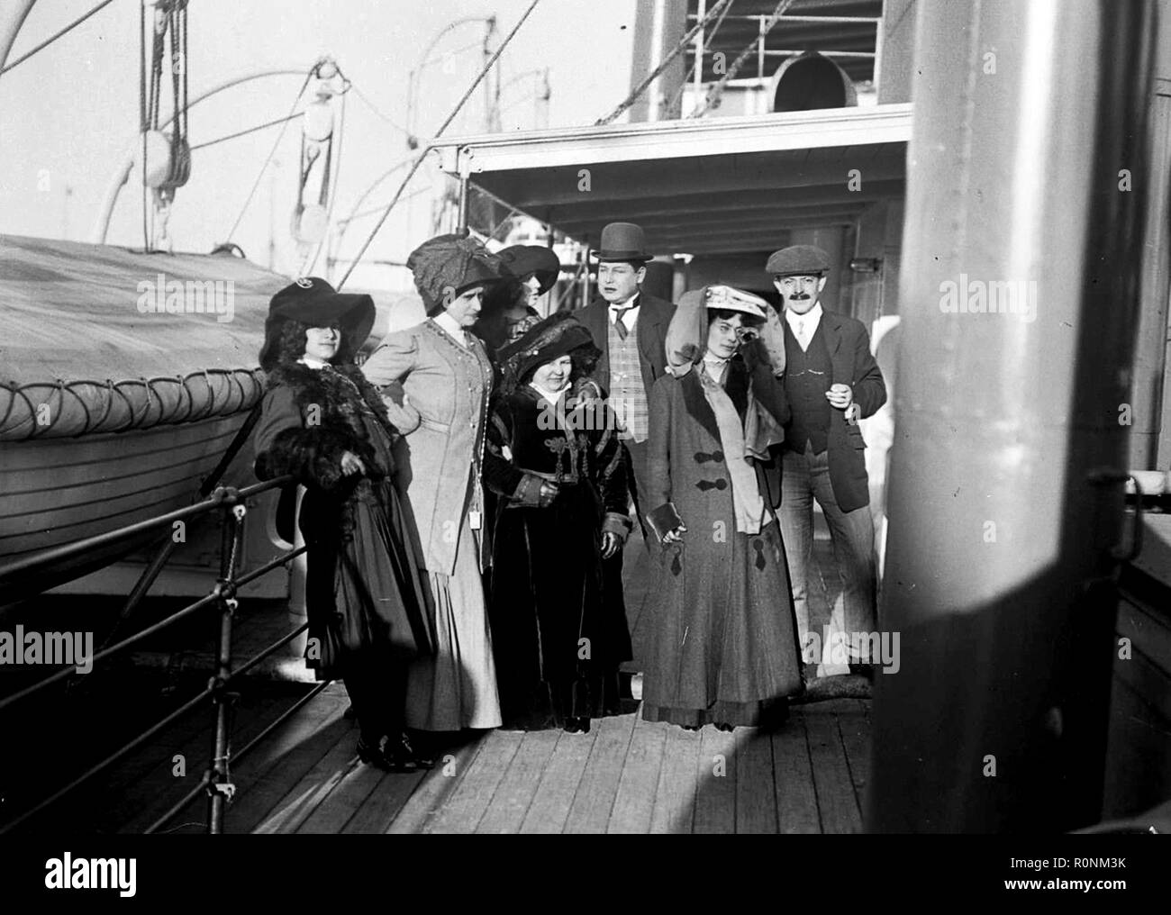 Les passagers à bord du pont du paquebot SS Oronsa britannique en 1911. Le Oronsa fut coulé après avoir été torpillé par un sous-marin allemand en 1918. Banque D'Images