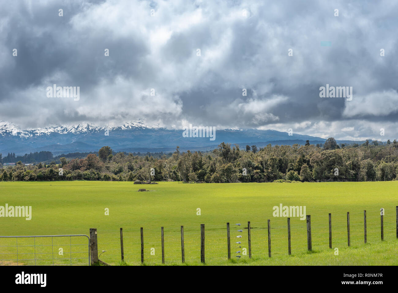 Le mont ngauruhoe de nuages couvrant ses pics enneigés en Nouvelle Zélande Banque D'Images